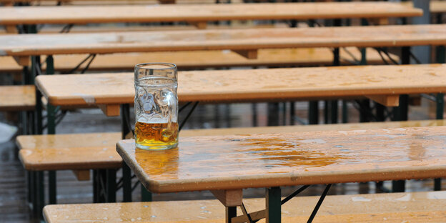 Ein Glas Bier steht auf einem Biertisch