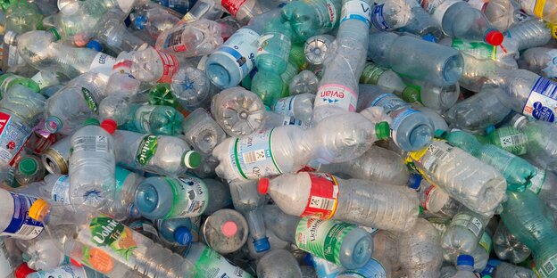 Viele Plastikflaschen auf einem Haufen Viele Plastikflaschen auf einem Haufen