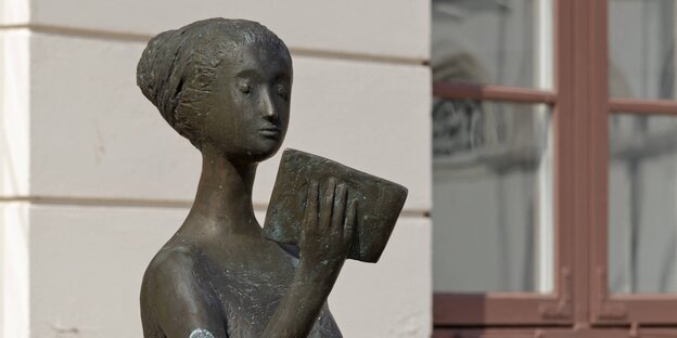 Bronzeskulptur "Lesende" (1994, von Karlheinz Goedtke) am Eingang der Eutiner Landesbibiothek