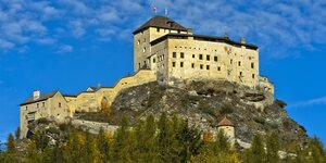 Schloss Tarasp bei Scout, im Unterengadin, Graubünden, Schweiz Schloss Tarasp bei Scout, im Unterengadin, Graubünden, Schweiz