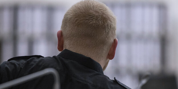 Das Bild zeigt den Hinterkopf eines Mannes mit blonden, kurzgeschnittenen Haaren Das Bild zeigt den Hinterkopf eines Mannes mit blonden, kurzgeschnittenen Haaren