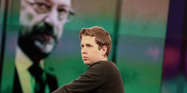 Juso-Chef Kevin Kühnert steht vor einem Bildschirm, auf dem ein Porträt von SPD-Chef Martin Schulz zu sehen ist Juso-Chef Kevin Kühnert steht vor einem Bildschirm, auf dem ein Porträt von SPD-Chef Martin Schulz zu sehen ist