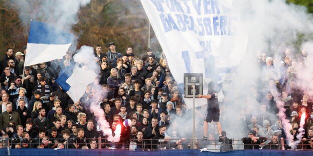 Rauch steigt auf im Babelsberger Fanblock