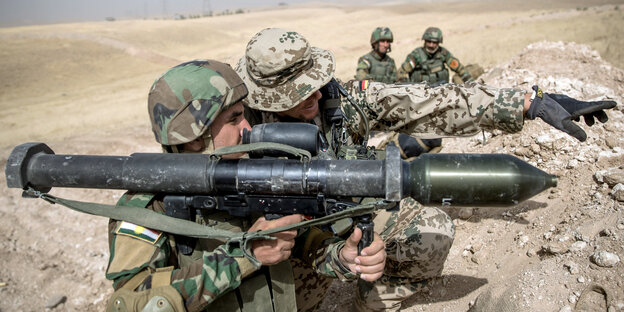 Männer schießen mit einem Raketenwerfer Männer schießen mit einem Raketenwerfer