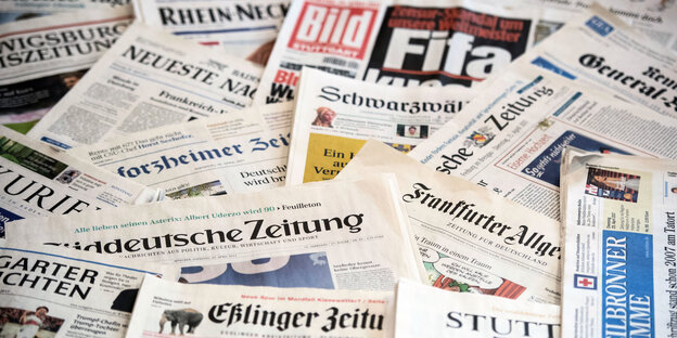 Viele Zeitungen liegen auf einem Stapel Viele Zeitungen liegen auf einem Stapel
