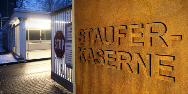 Ein Schild mit der Aufschrift "Staufer-Kaserne" neben einem Tor Ein Schild mit der Aufschrift "Staufer-Kaserne" neben einem Tor