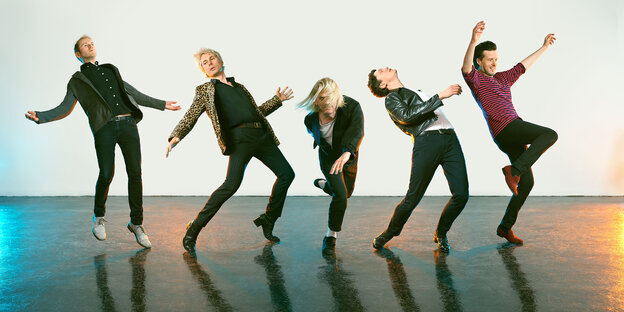 Die fünf Mitglieder der Band Franz Ferdinand in dynamischen Posen Die fünf Mitglieder der Band Franz Ferdinand in dynamischen Posen