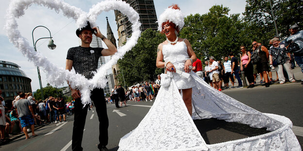 Ein Hochzeitspaar beim beim Christopher Street Day in Berlin