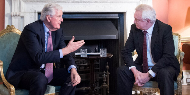 David Davis und Michel Barnier sitzen vor einem Kamin David Davis und Michel Barnier sitzen vor einem Kamin