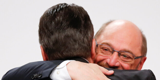 Martin Schulz umarmt Sigmar Gabriel Martin Schulz umarmt Sigmar Gabriel