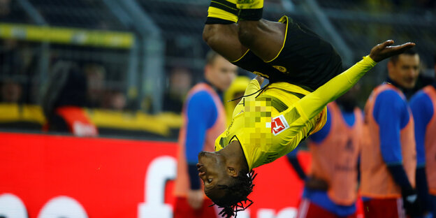 Ein Fußballer macht einen Salto Ein Fußballer macht einen Salto