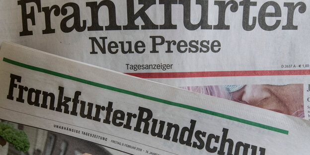 Zwei Zeitungen liegen übereinander Zwei Zeitungen liegen übereinander