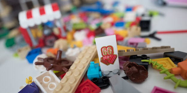Ein Tisch voller verschiedener Legosteine Ein Tisch voller verschiedener Legosteine