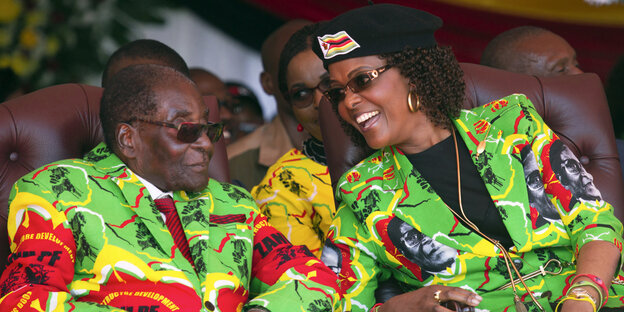 Robert und Grace Mugabe sitzen nebeneinander und tragen quietschgrüne Hemden Robert und Grace Mugabe sitzen nebeneinander und tragen quietschgrüne Hemden