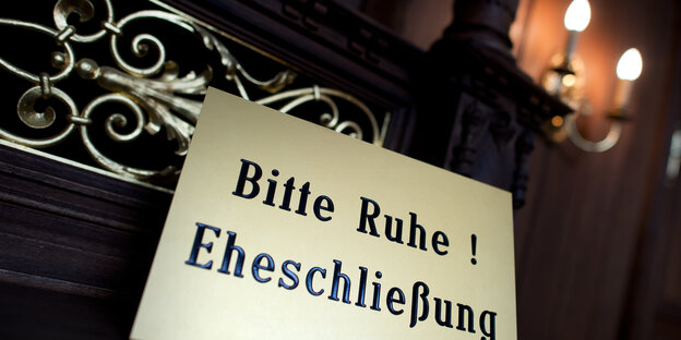 Schild mit Heirats-Hinweis Schild mit Heirats-Hinweis