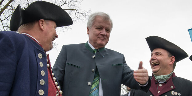 Horst Seehofer steht zwischen zwei Männern in Tracht Horst Seehofer steht zwischen zwei Männern in Tracht