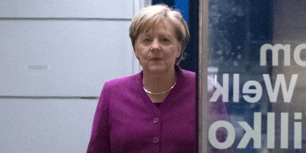 Angela Merkel lächelt und trägt ein magentafarbenes Sakko Angela Merkel lächelt und trägt ein magentafarbenes Sakko