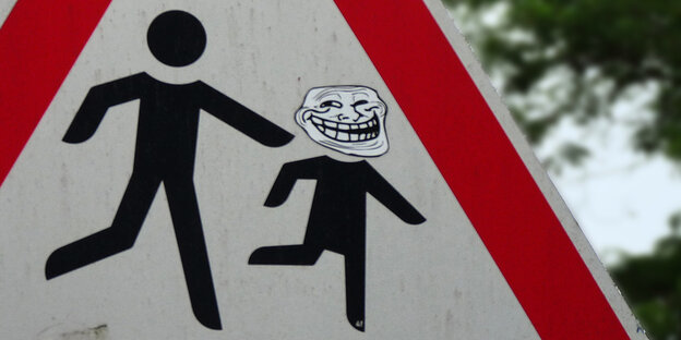 Internet-Meme „Trollface“ auf einem Straßenschild Internet-Meme „Trollface“ auf einem Straßenschild