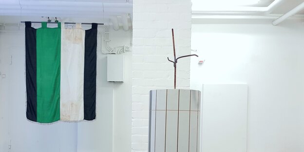 In einem kahlen Raum stehen Kunstwerke In einem kahlen Raum stehen Kunstwerke