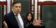 Saakaschwili hebt fragend beide Hände