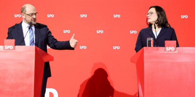 Martin Schulz zeigt auf Andrea Nahles Martin Schulz zeigt auf Andrea Nahles