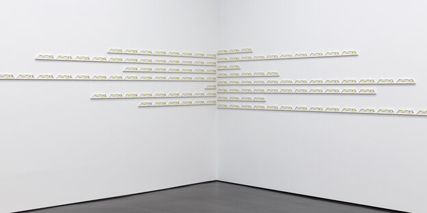 Eine Ecke in einem Ausstellungraum mit einem Kunstwerk des Künstlers Jac Leirner Eine Ecke in einem Ausstellungraum mit einem Kunstwerk des Künstlers Jac Leirner