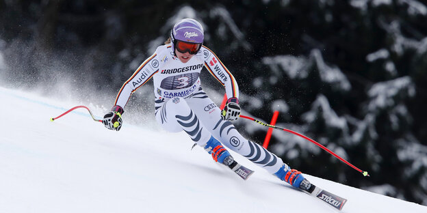 Viktoria Rebensburg fährt steil zum Hang Viktoria Rebensburg fährt steil zum Hang