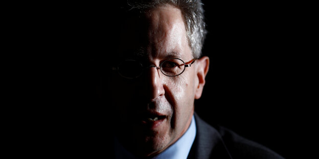 Ein Schatten verdeckt das halbe Gesicht eines Mannes Ein Schatten verdeckt das halbe Gesicht eines Mannes
