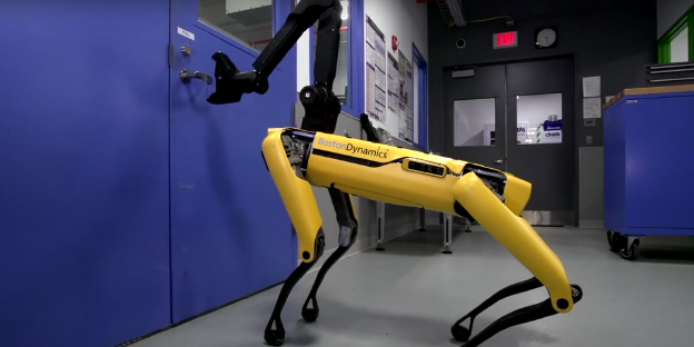 Ein gelber Roboterhund an einer Tür Ein gelber Roboterhund an einer Tür