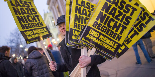 Menschen mit Plakaten Menschen mit Plakaten