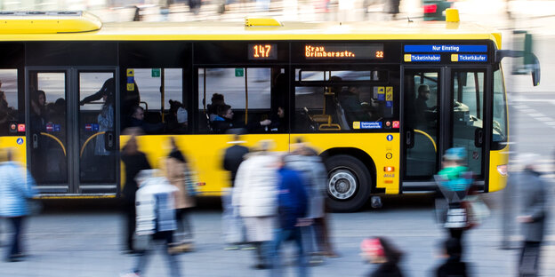 Ein Bus auf einem Platz Ein Bus auf einem Platz