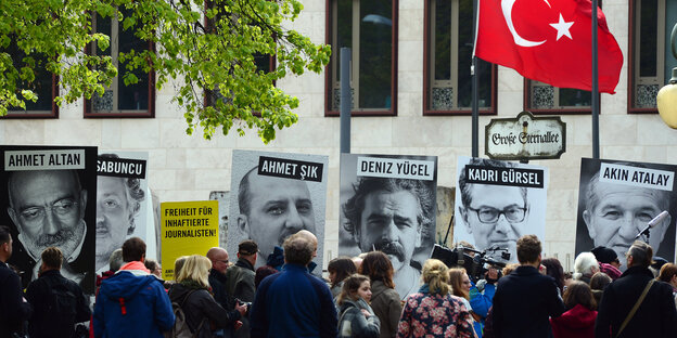 Demonstranten halten Bilder inhaftierter Journalisten hoch Demonstranten halten Bilder inhaftierter Journalisten hoch