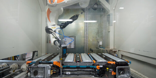 Ein Roboter bei der Batterieproduktion Ein Roboter bei der Batterieproduktion