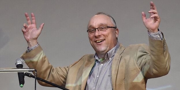 Jens Maier, Richter und Bundestagsabgeordneter der AfD, geht auf dem Landesparteitag der AfD Sachsen zum Rednerpult Jens Maier, Richter und Bundestagsabgeordneter der AfD, geht auf dem Landesparteitag der AfD Sachsen zum Rednerpult