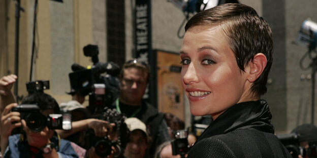 Cécile de France steht lächelnd vor Kameras Cécile de France steht lächelnd vor Kameras