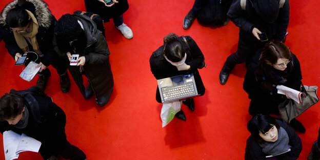 Menschen stehen auf dem roten Berlinale-Teppich Menschen stehen auf dem roten Berlinale-Teppich