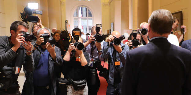Georg Pazderski steht vor Journalisten Georg Pazderski steht vor Journalisten