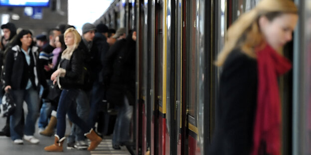 Menschen steigen in die Berliner S-Bahn ein Menschen steigen in die Berliner S-Bahn ein