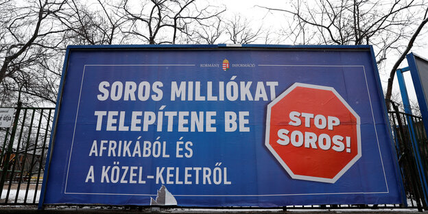 Ein großes Plakat mit Aufschrift in Ungarisch Ein großes Plakat mit Aufschrift in Ungarisch