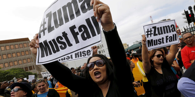 Zwei Frauen halten Schilder mit der Aufschrift „Zuma must fall“ in die Höhe Zwei Frauen halten Schilder mit der Aufschrift „Zuma must fall“ in die Höhe