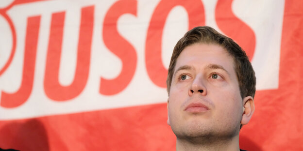 Kevin Kühnert vor einer roten Wand mit der Aufschrift „Jusos“ Kevin Kühnert vor einer roten Wand mit der Aufschrift „Jusos“