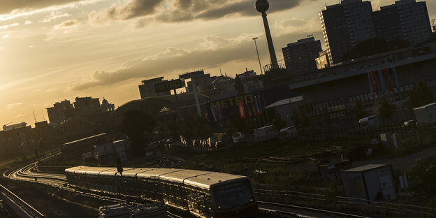 Eine S-Bahn fährt am im Licht der untergehenden Sonne durch Berlin Eine S-Bahn fährt am im Licht der untergehenden Sonne durch Berlin