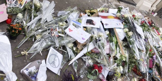 Viele Blumen liegen vor einer Tür Viele Blumen liegen vor einer Tür