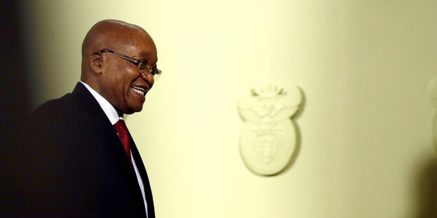 Der südafrikanische Präsident Jacob Zuma verlässt nach einer Pressekonferenz in der er seinen sofortigen Rücktritt erklärt hatte Der südafrikanische Präsident Jacob Zuma verlässt nach einer Pressekonferenz in der er seinen sofortigen Rücktritt erklärt hatte