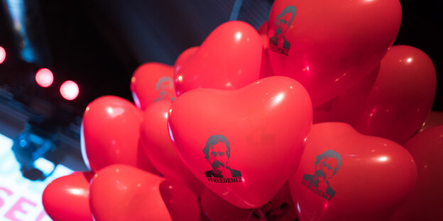 Rote Luftballons mit dem stilisierten Porträt des in der Türkei inhaftierten Journalisten Deniz Yücel Rote Luftballons mit dem stilisierten Porträt des in der Türkei inhaftierten Journalisten Deniz Yücel