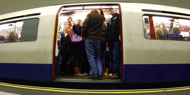U-Bahn mit offener Tür und einer Menge Menschen drin U-Bahn mit offener Tür und einer Menge Menschen drin