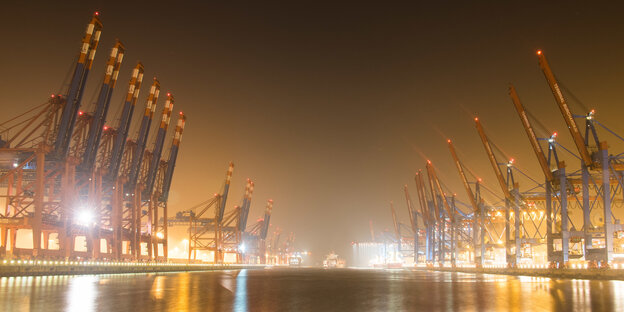 Beleuchtete Kräne bei Nacht im Hamburger Hafen Beleuchtete Kräne bei Nacht im Hamburger Hafen