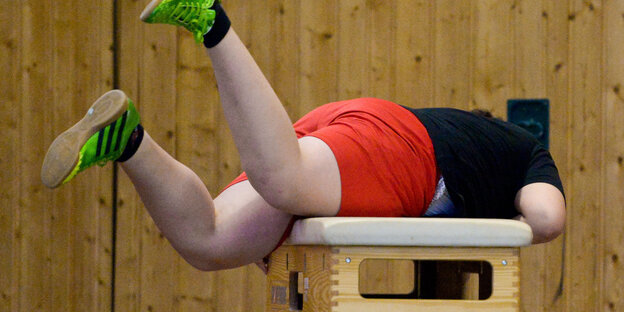 Ein übergewichtiger Junge beim Sport Ein übergewichtiger Junge beim Sport