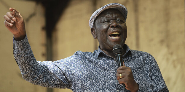 Porträt Morgan Tsvangirai - ers spricht mit erhobenem Arm in ein Mikrofon Porträt Morgan Tsvangirai - ers spricht mit erhobenem Arm in ein Mikrofon