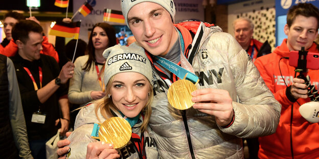 Aljona Savchenko und Bruno Massot zeigen ihre Goldmedaille Aljona Savchenko und Bruno Massot zeigen ihre Goldmedaille